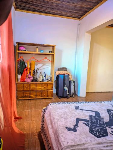 sypialnia z łóżkiem i drewnianą komodą w obiekcie Villa Holiday w mieście Antsiranana