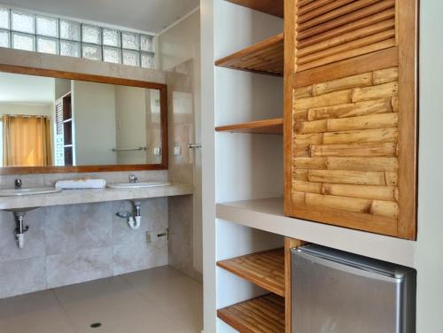 a bathroom with a sink and a mirror at Hotel Punta del Mar in Máncora Chico
