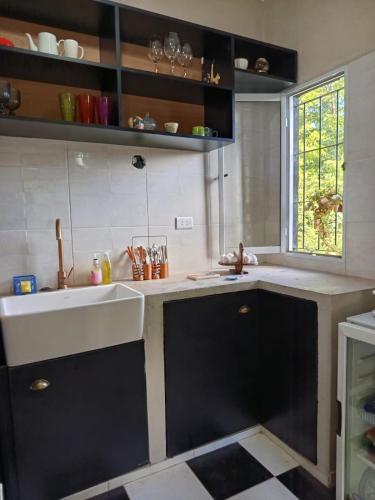 a kitchen with a sink and a counter top at Kactus de la abuela in Yerba Buena