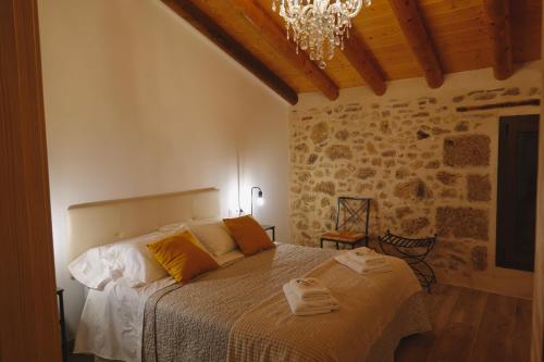 a bedroom with a bed with towels on it at Casa Paulina in Beceite