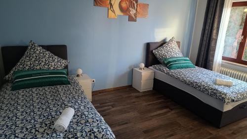 a small bedroom with two beds and a window at Rudiferienwohnung in Büdingen
