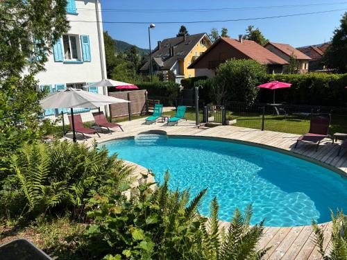 Chalet familial Gerardmer centre - salle de jeu - piscine partagée