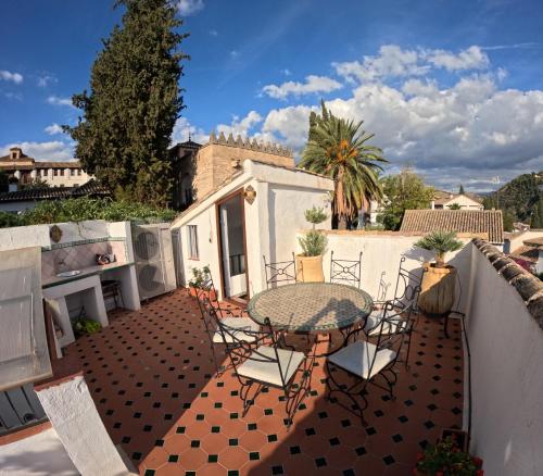 Casa de Doña Sancha con vistas a la Alhambra
