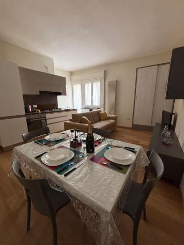 a living room with a table with chairs and a kitchen at Fortunato Casa Vacanze in Matera