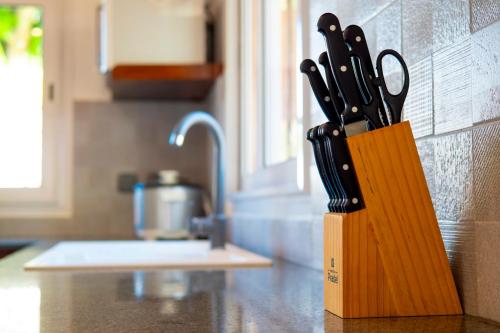 a knife block with scissors on a counter in a kitchen at Maison d'hôte Chez Vané in Sambava