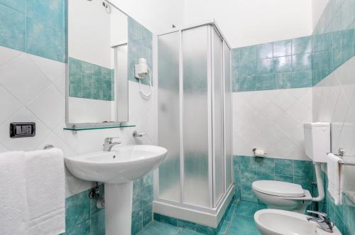 y baño con lavabo, aseo y ducha. en Residence Villaggio Alemia, en Cropani