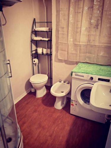 ein Badezimmer mit Toilette und Waschmaschine in der Unterkunft Rifugio del benessere in Monte Compatri