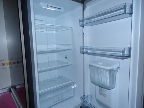 ein leerer Kühlschrank mit offener Tür in einer Küche in der Unterkunft Brezo 2 in Yunquera de Henares