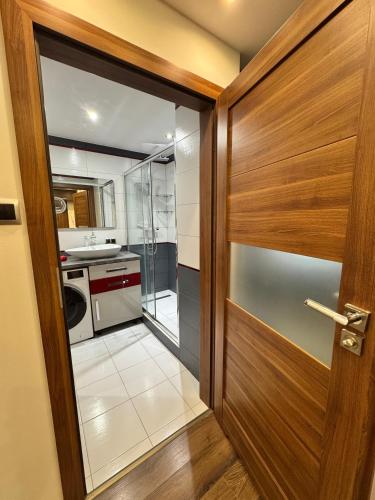 a door leading into a kitchen with a sink at Apartament Palisadowa 78 in Wałbrzych