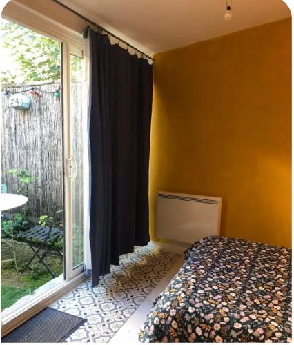 Grande chambre avec salle de bain privative