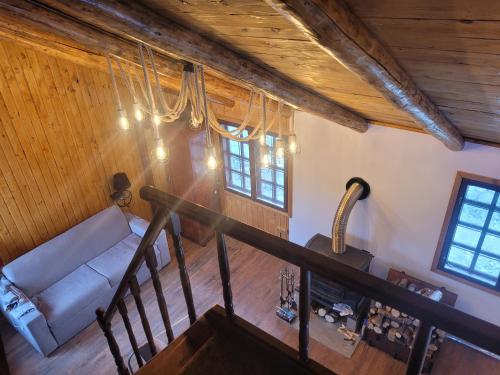 an overhead view of a living room with a couch at Vila Boutique Cozy in Nucşoara