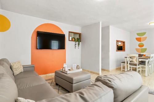 Comfortable Home for 6 Near Airport & Beaches