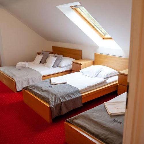 ein Zimmer mit zwei Betten im Dachgeschoss in der Unterkunft Lusia in Wisła