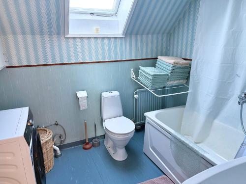 a bathroom with a toilet and a bath tub at Villa in central Visby in Visby