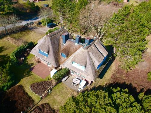 an overhead view of a large house with a yard at Maltes Hüs in Braderup