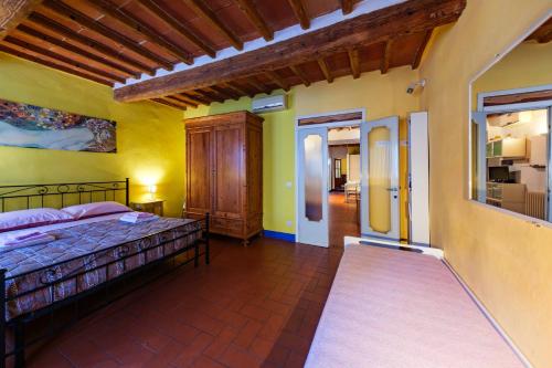a bedroom with a bed and yellow walls at il Giglio di San Giovanni in Florence