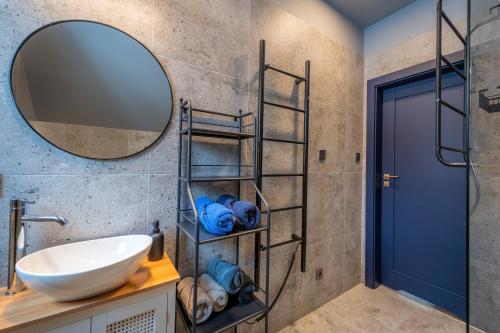 a bathroom with a sink and a mirror at Osada Niebieskich Drzwi 39 B in Stronie Śląskie