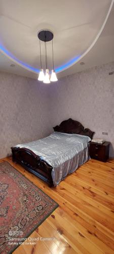 Un pat sau paturi într-o cameră la Villa Qeçreş