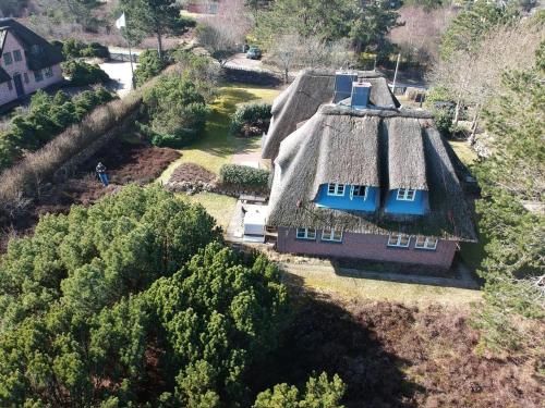 an aerial view of a house with a thatch roof at Maltes Hüs in Braderup