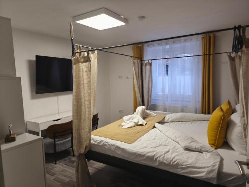 a bedroom with a canopy bed with a desk at ZUM SCHEUNENHOF - BAUERNHAUS - Nähe Legoland - Familienfreundlich - Handwerker willkommen in Ichenhausen