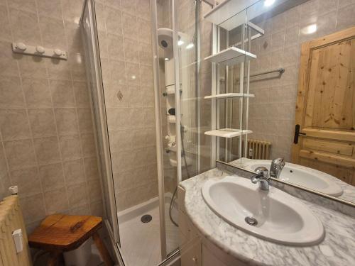 Appartement rénové avec balcon, proche pistes et commerces, animaux acceptés