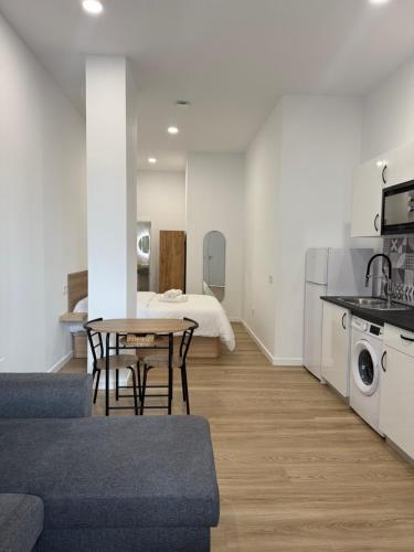 APARTAMENTOS ZONA 2 justo al lado de la ESTACIÓN DE TREN Y BUS MARÍA ZAMBRANO