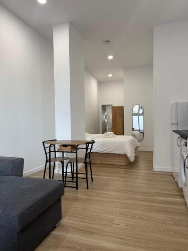 APARTAMENTOS ZONA 2 justo al lado de la ESTACIÓN DE TREN Y BUS MARÍA ZAMBRANO