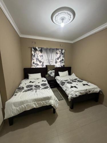 Llit o llits en una habitació de Edmut Apartments