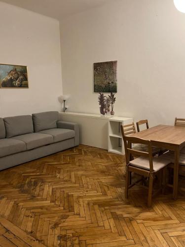 Central 5-Bedroom Old School Apartment