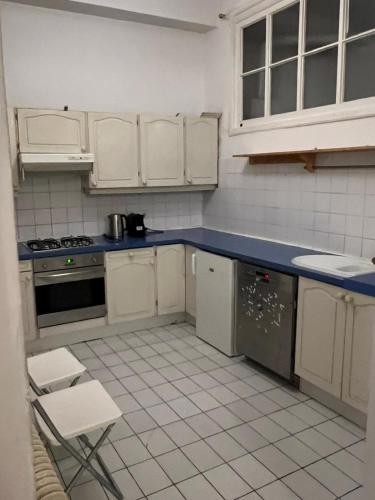 Central 5-Bedroom Old School Apartment