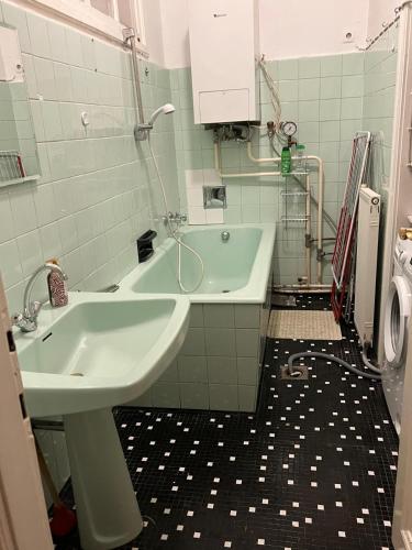 Central 5-Bedroom Old School Apartment