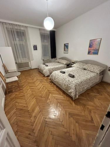 Long-Term Central 120m2 Old School Apartment