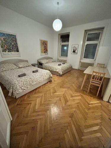Central 5-Bedroom Old School Apartment
