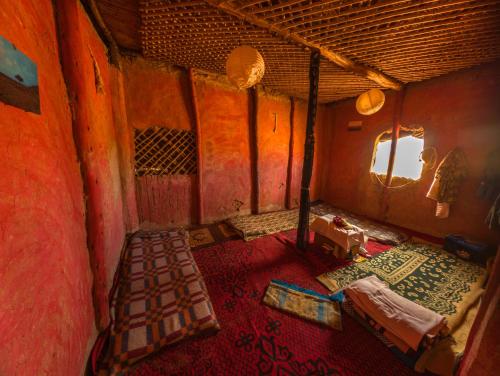 Luftaufnahme eines Zimmers mit Bett und Spiegel in der Unterkunft Sahara Peace camp in Zagora