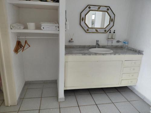 a bathroom with a sink and a mirror at Hotel Marina Palace Tequesquitengo in Tequesquitengo