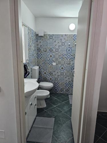 a bathroom with a toilet and a sink at Casa Vacanze AFEA Torre dell'Orso Salento Puglia in Torre dell'Orso