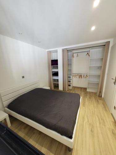 a bedroom with a large bed in a room at Le repos tranquille in Mercury