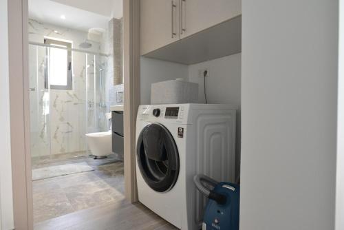 Luxury Suite & Steps to Metro & University & Quiet Center