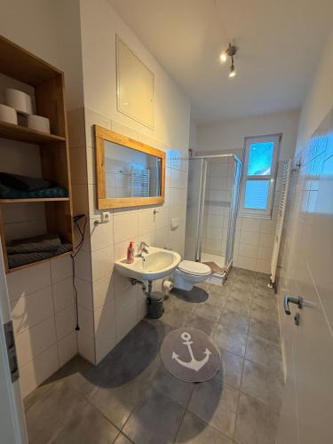 a bathroom with a sink and a toilet at Seglerblick in Greifswald