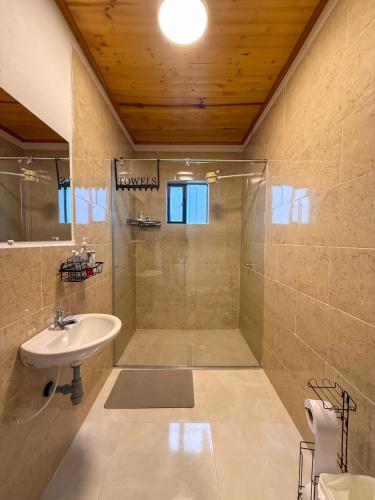 a bathroom with a sink and a shower at Finca Siberia, Sisga in Tilatá