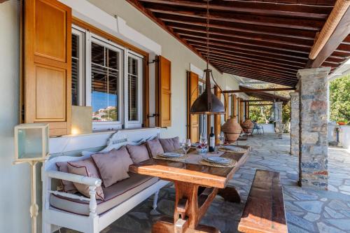 Skopelos luxurious villa "Aloupi"