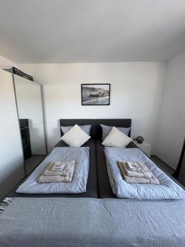 a bedroom with two beds with towels on them at Ferienwohnung Juli in Medebach