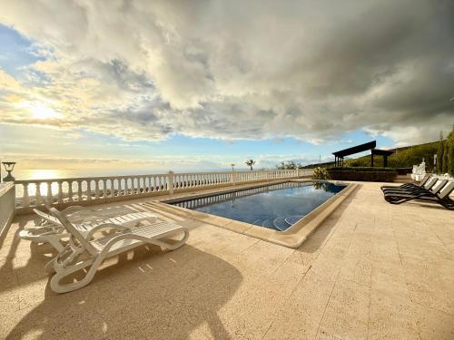 a swimming pool on the roof of a house at Villa Tequila in Tijoco de Abajo
