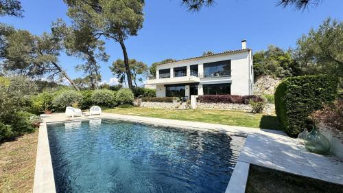 Villa d architecte moderne avec piscine Immersion nature et lumière