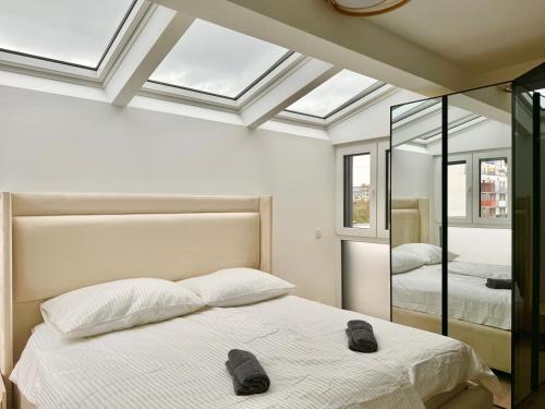 Luxury Rooftop Apartment with Balcony - 15 min to Center