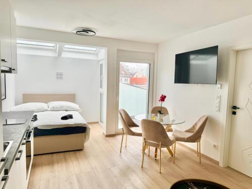 Luxury Rooftop Apartment with Balcony - 15 min to Center