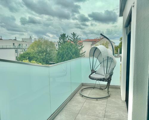 Luxury Rooftop Apartment with Balcony - 15 min to Center