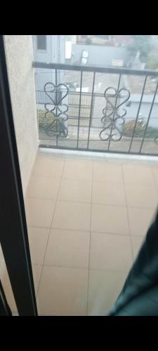 widok pokoju z krzesłami na balkonie w obiekcie Guest house w Addis Abebie
