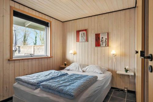 a bedroom with a bed and a window in it at SJ316-Hejls-Ronnebaervaenget-9 in Hejlsminde