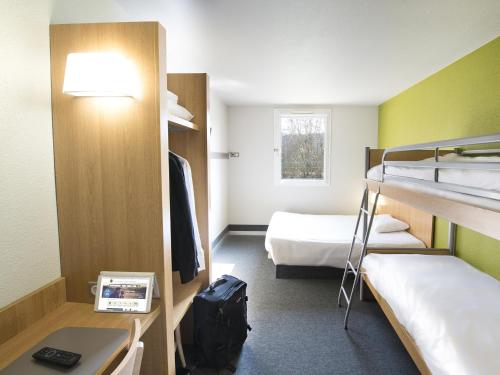 Poschodová posteľ alebo postele v izbe v ubytovaní B&B HOTEL Auxerre Monéteau